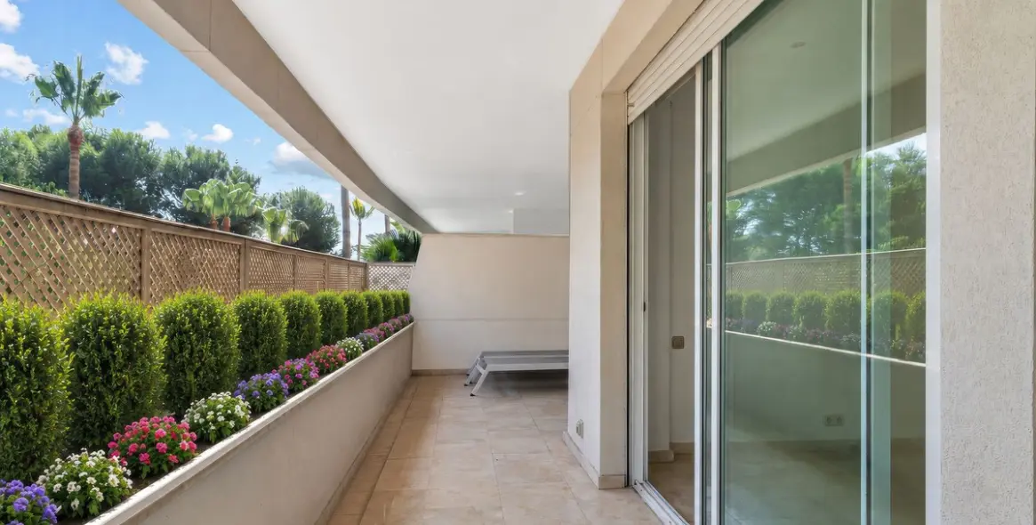 Long-term rent of middle floor apartment in New Golden Mile 65