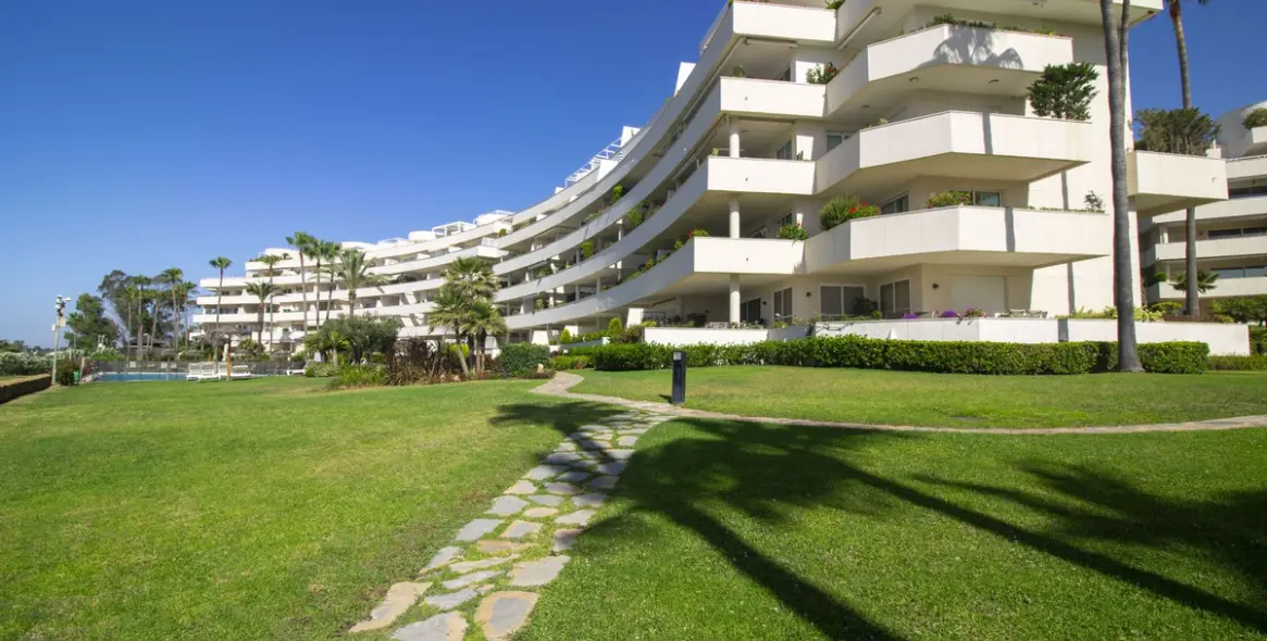 Long-term rent of middle floor apartment in New Golden Mile 72