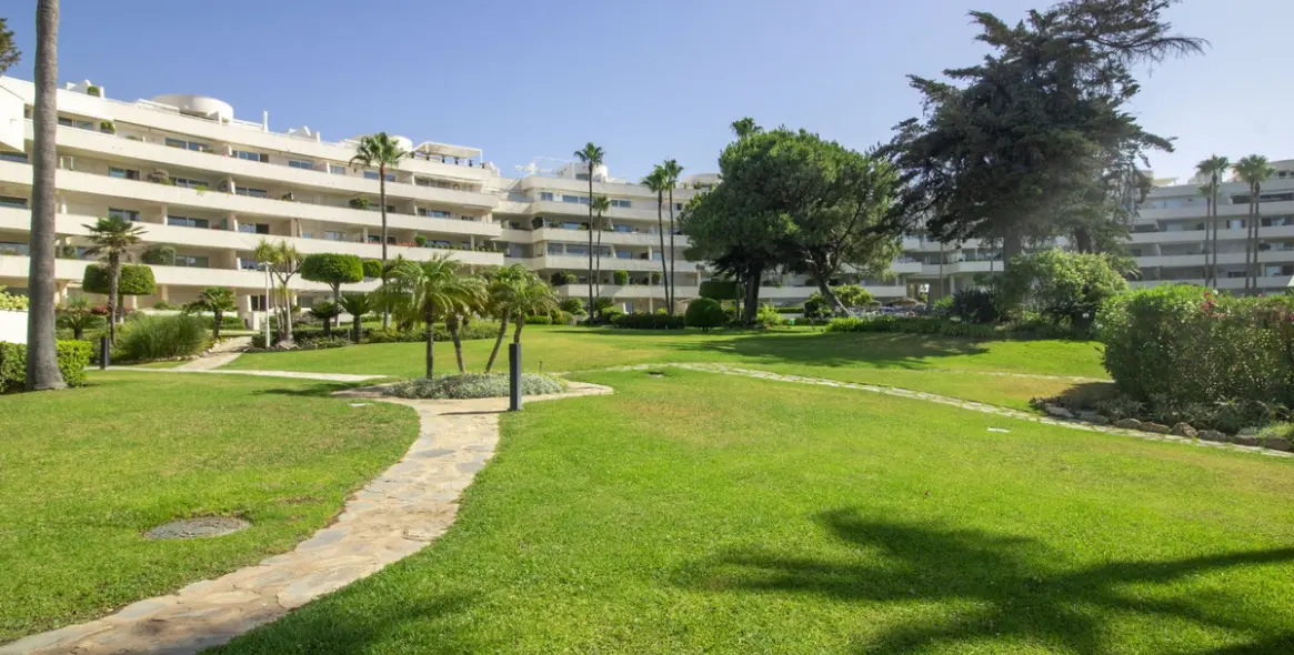 Long-term rent of middle floor apartment in New Golden Mile 73
