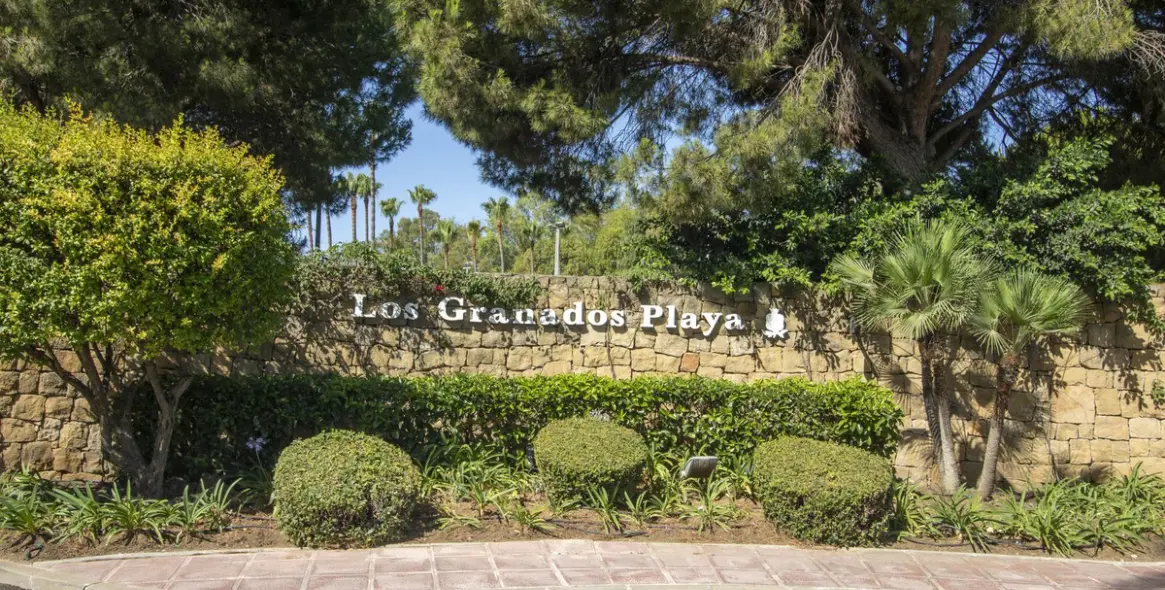 Long-term rent of middle floor apartment in New Golden Mile 80