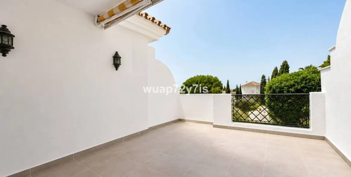 Продажа таунхауса в El Paraiso 16