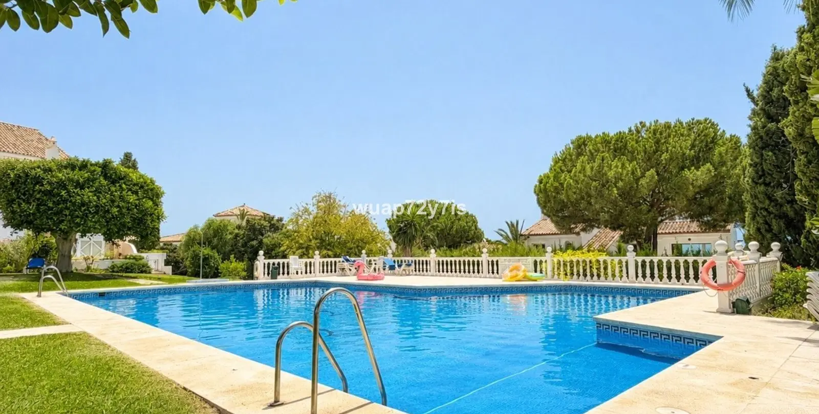 Sale of townhouse in El Paraiso 2