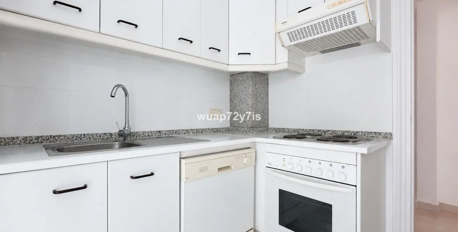 Sale of townhouse in El Paraiso 7