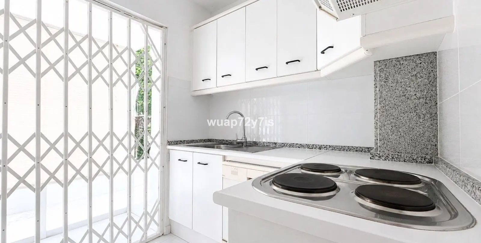 Sale of townhouse in El Paraiso 8