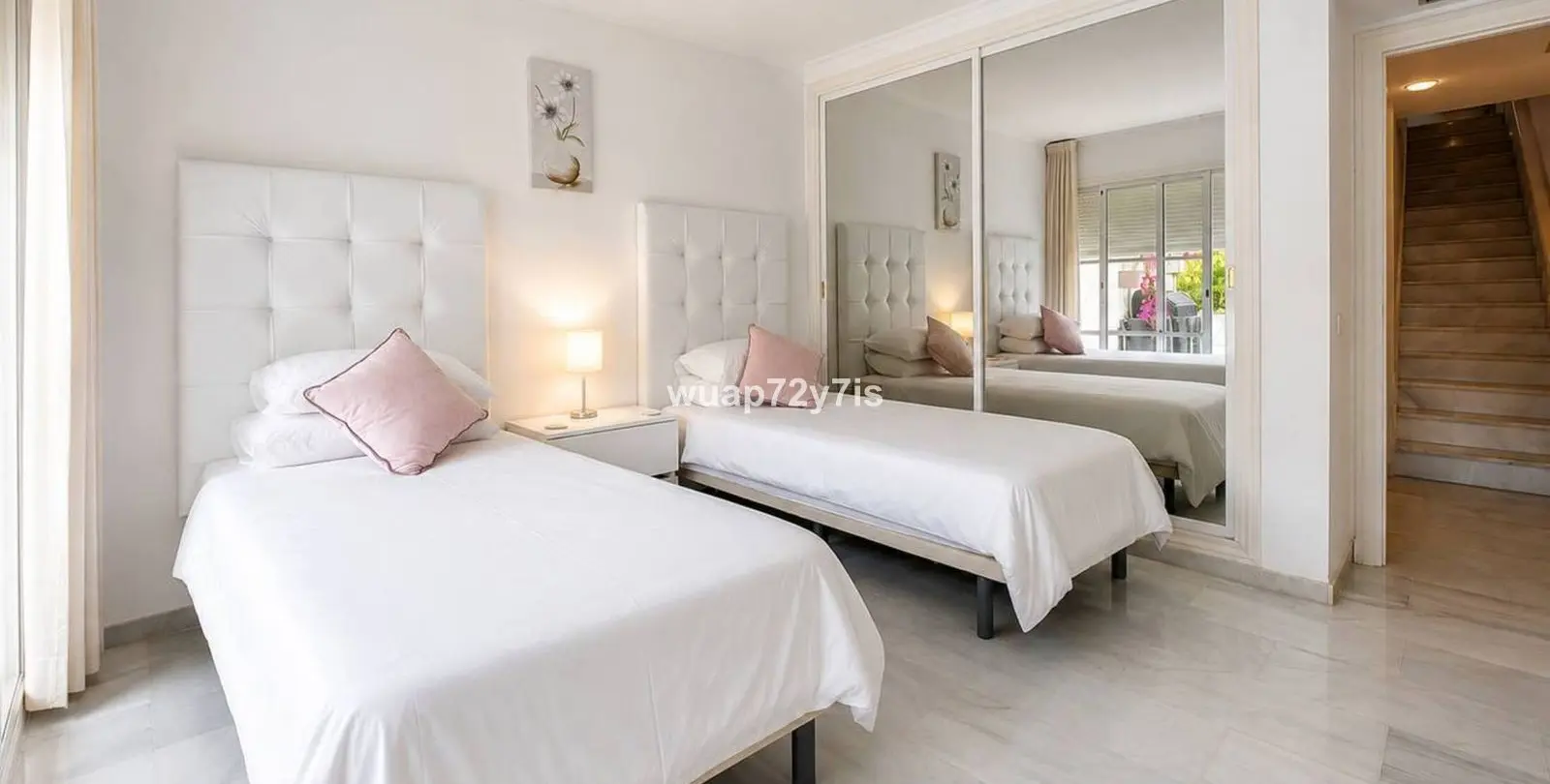 Sale of townhouse in El Paraiso 9