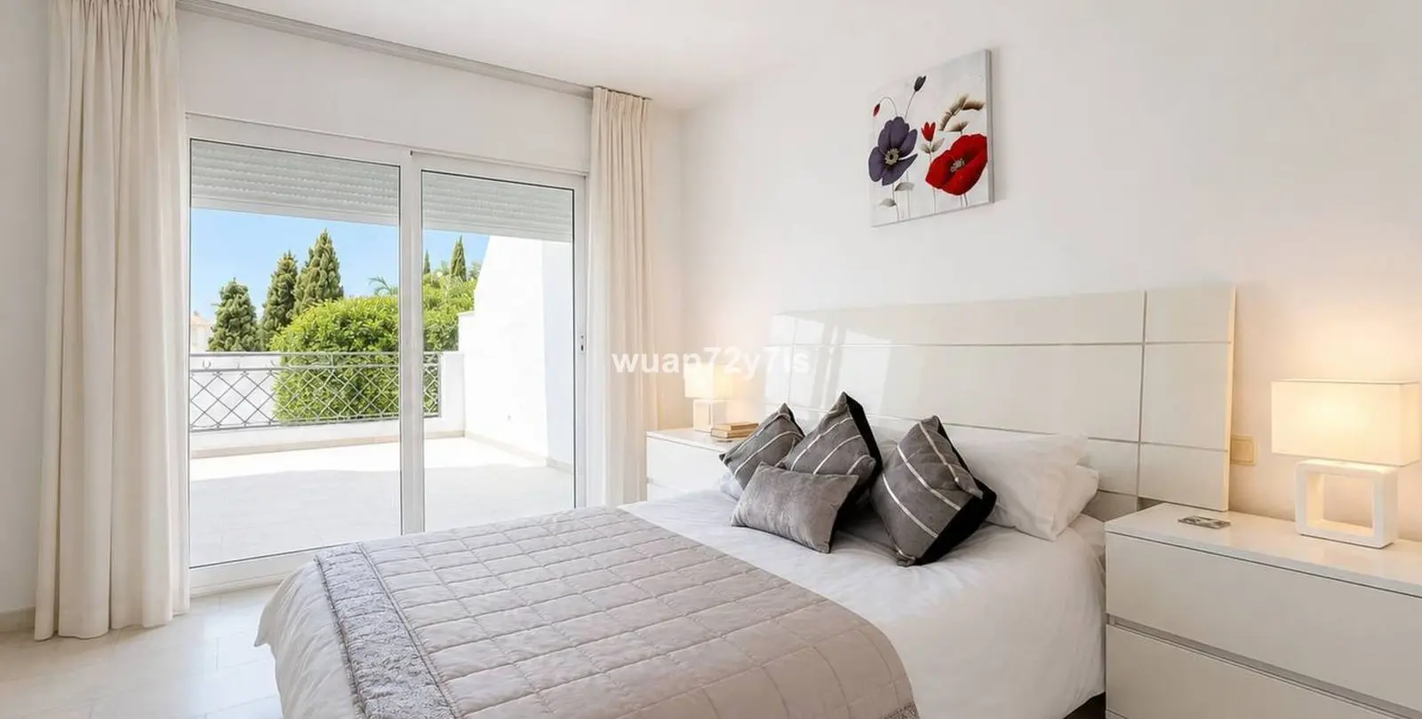 Sale of townhouse in El Paraiso 14