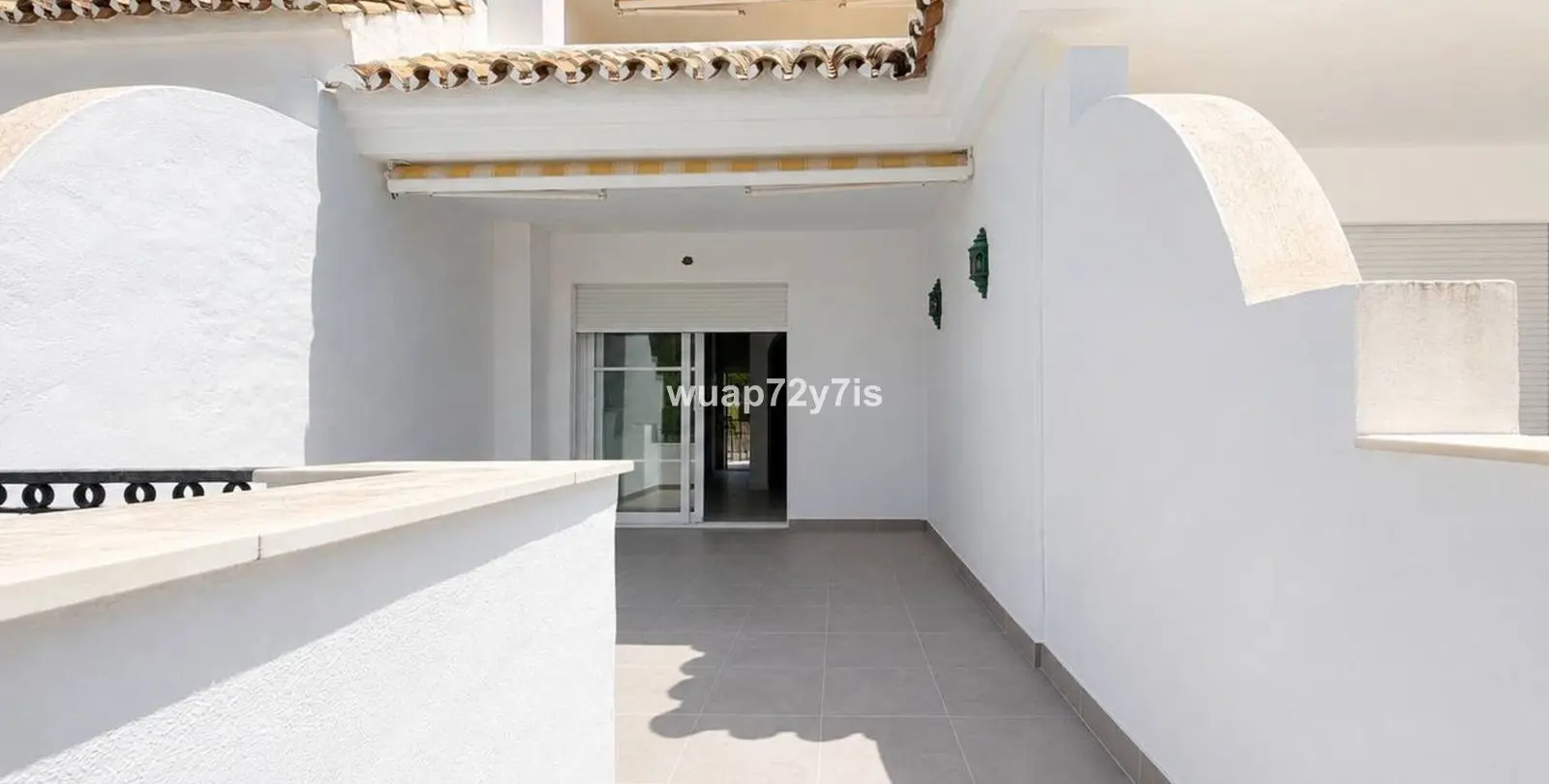 Sale of townhouse in El Paraiso 17