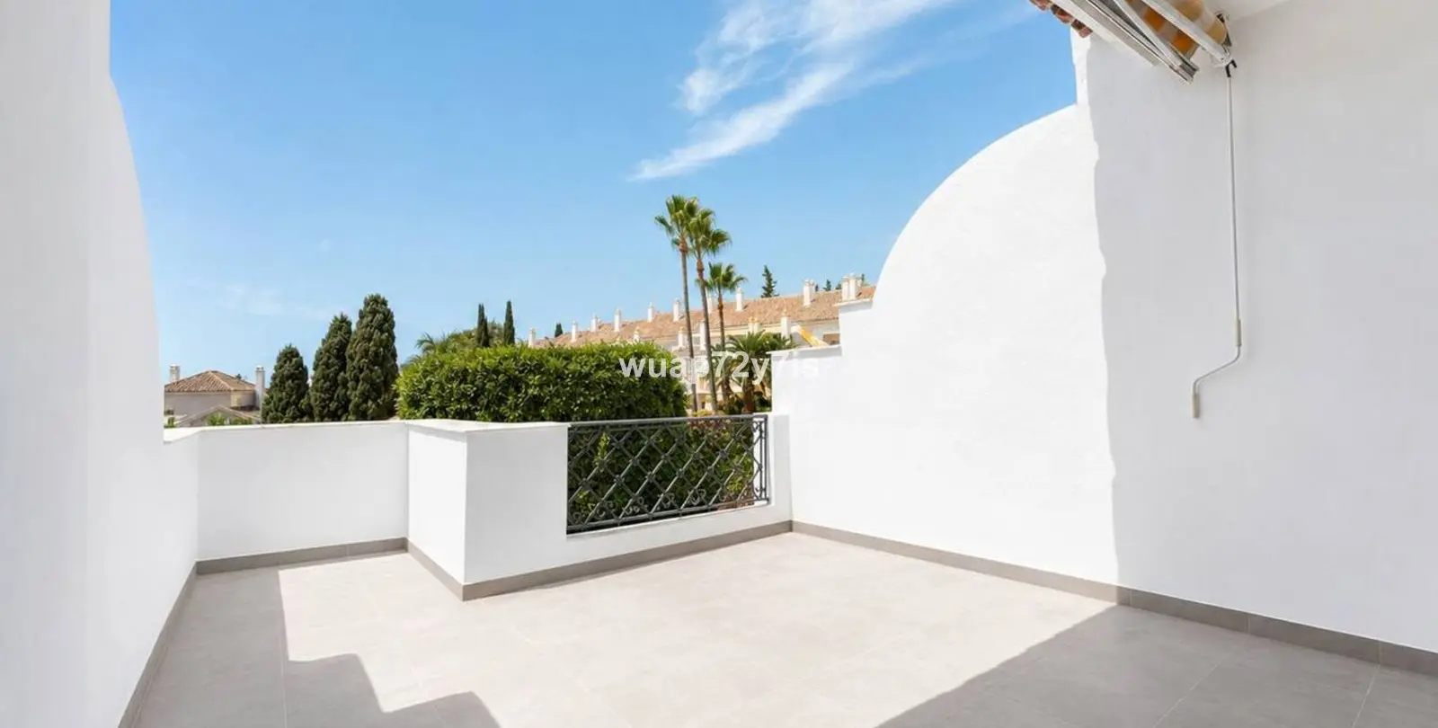 Sale of townhouse in El Paraiso 18