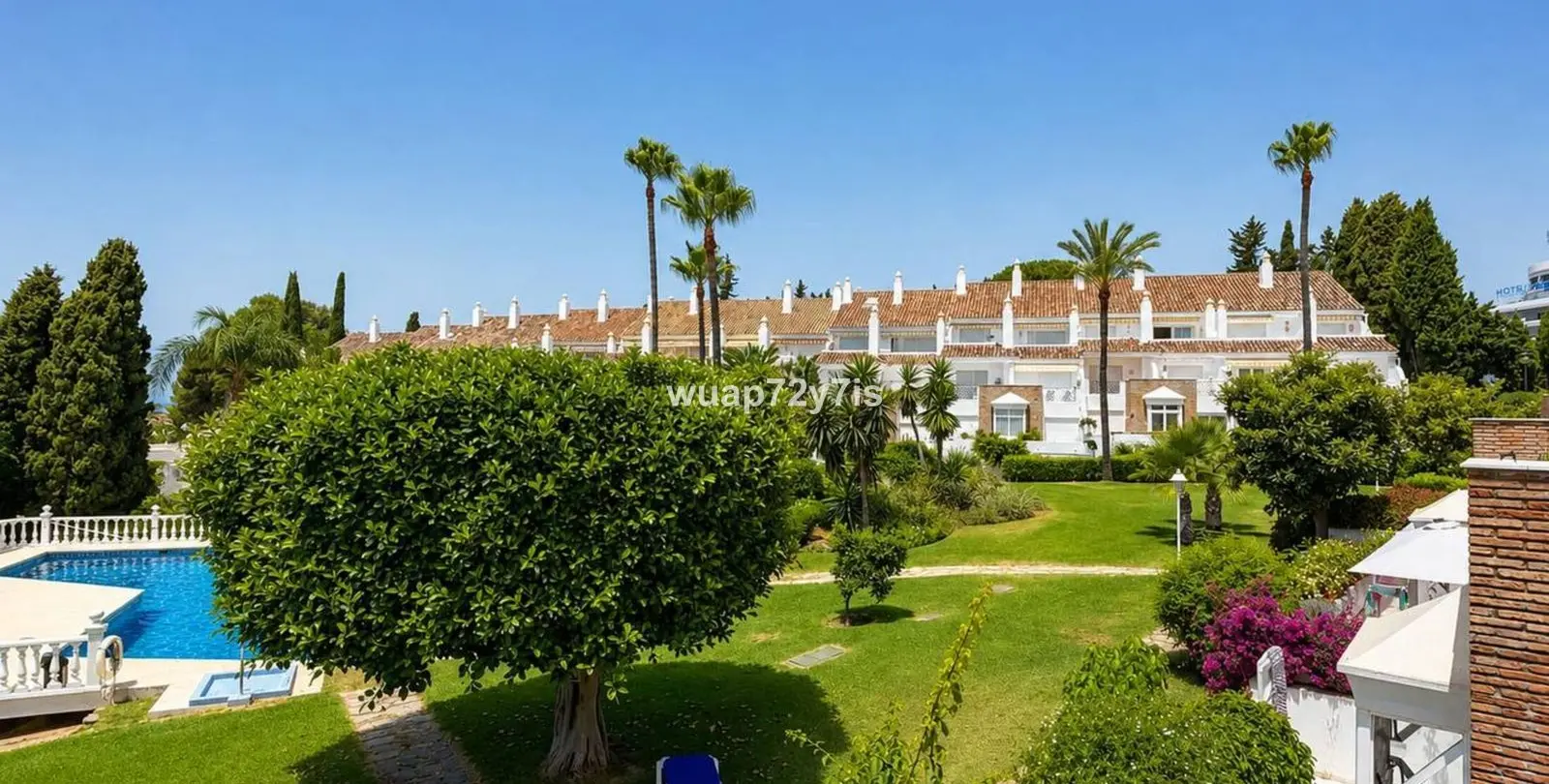 Sale of townhouse in El Paraiso 21