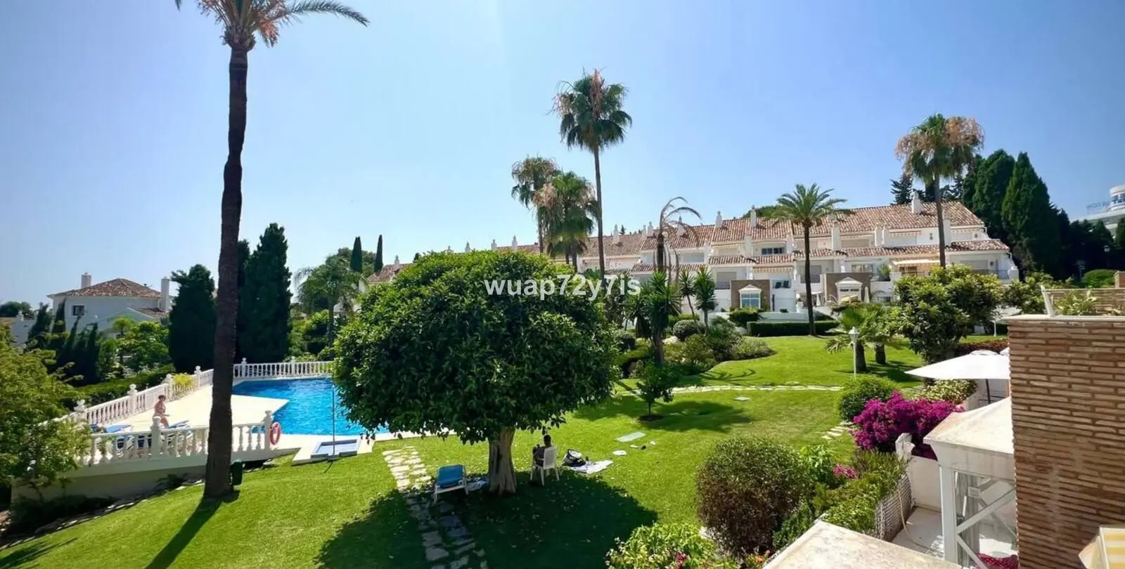 Sale of townhouse in El Paraiso 27