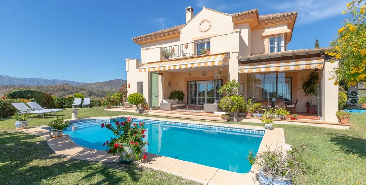 Sale of detached villa in Elviria 1