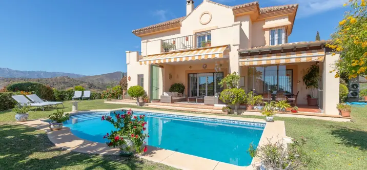 Sale of detached villa in Elviria 0