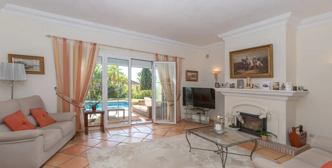 Sale of detached villa in Elviria 2