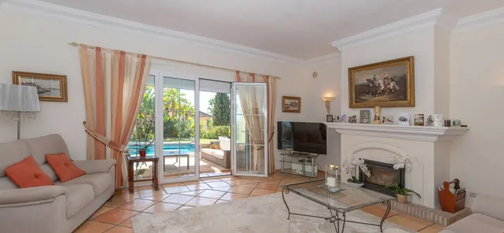 Sale of detached villa in Elviria 1