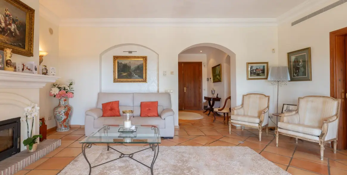Sale of detached villa in Elviria 3