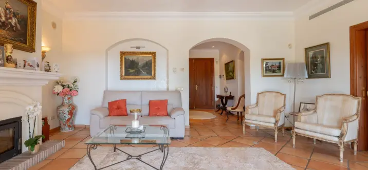 Sale of detached villa in Elviria 2