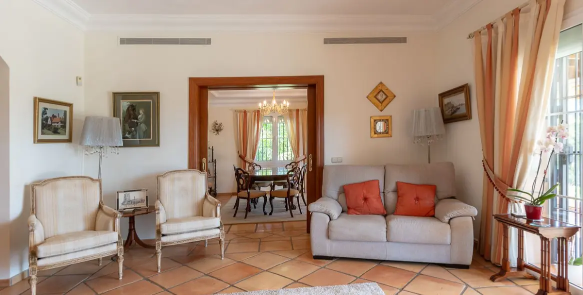 Sale of detached villa in Elviria 4