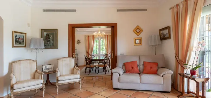 Sale of detached villa in Elviria 3