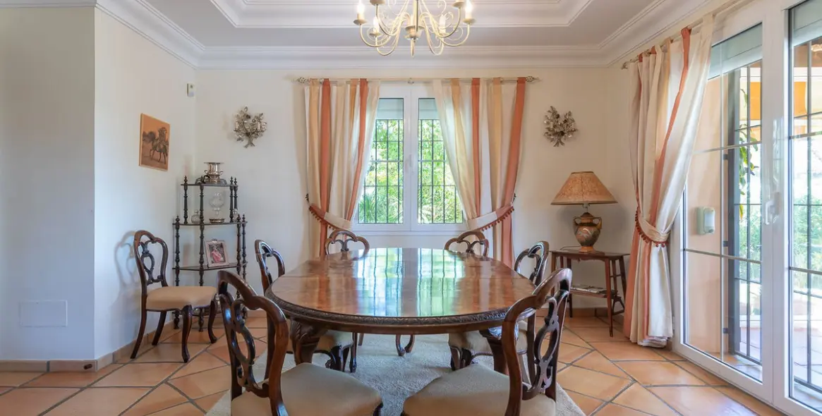 Sale of detached villa in Elviria 5