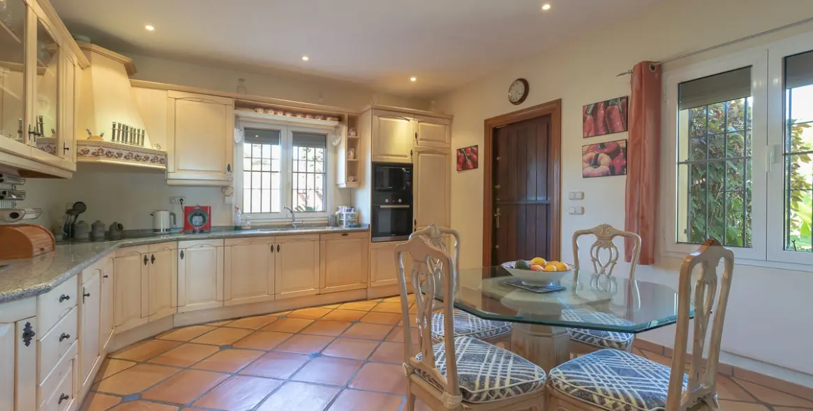 Sale of detached villa in Elviria 9