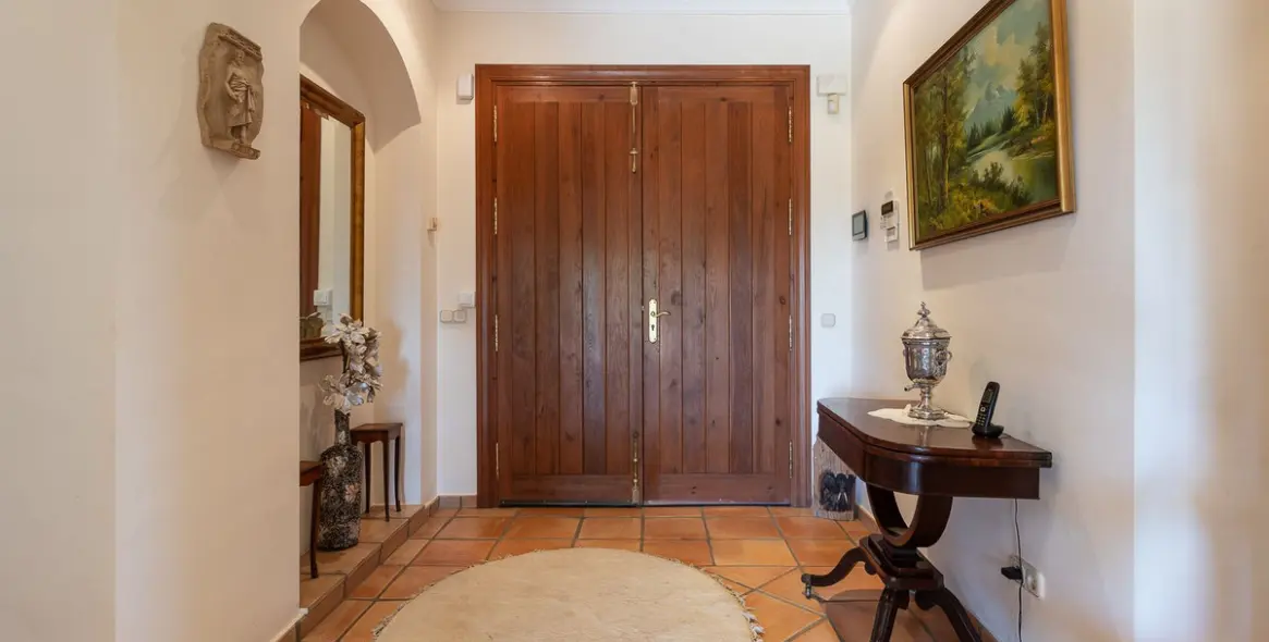 Sale of detached villa in Elviria 10