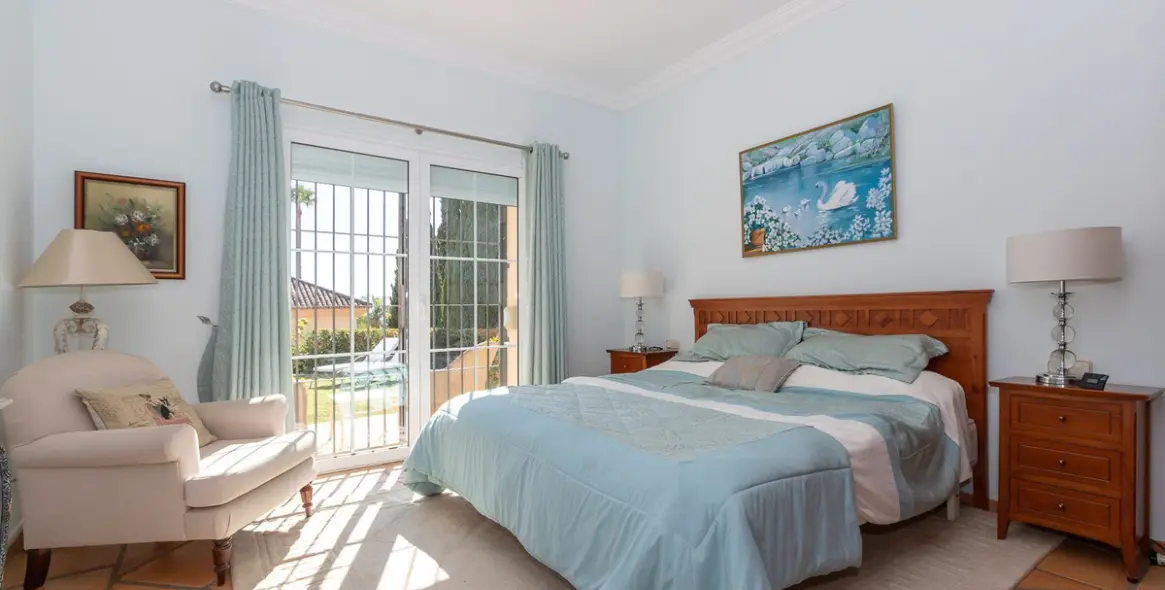 Sale of detached villa in Elviria 11