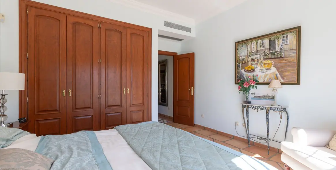 Sale of detached villa in Elviria 12