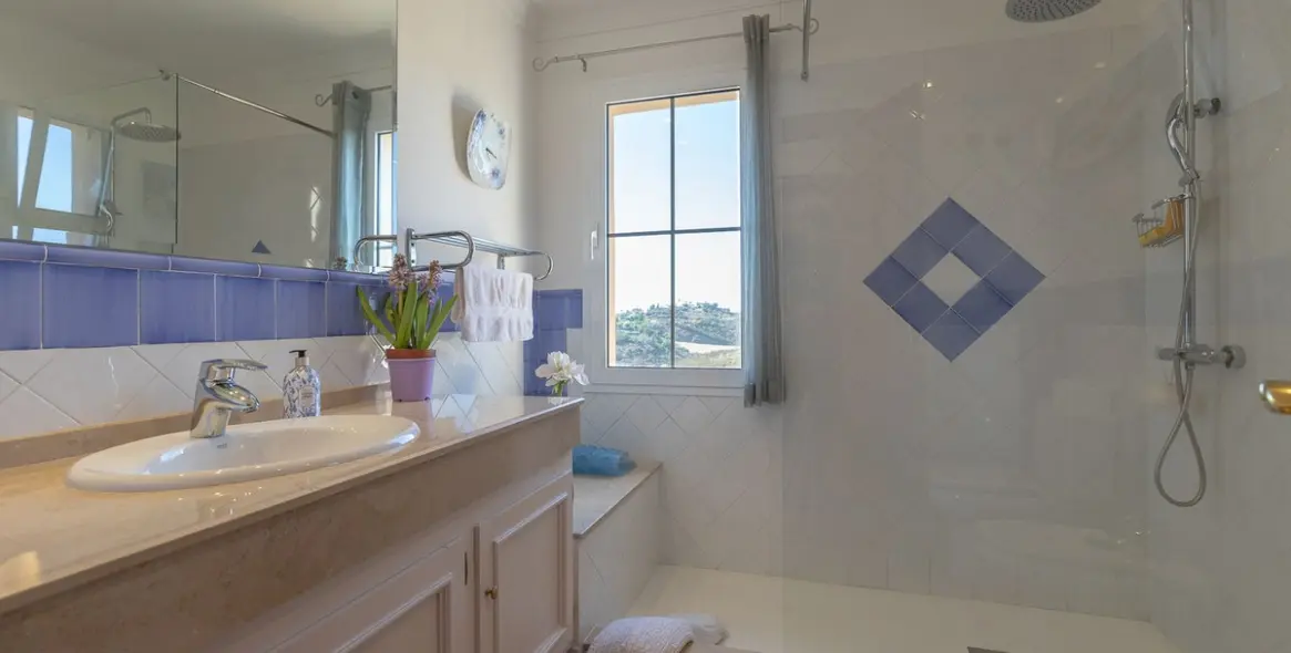 Sale of detached villa in Elviria 13