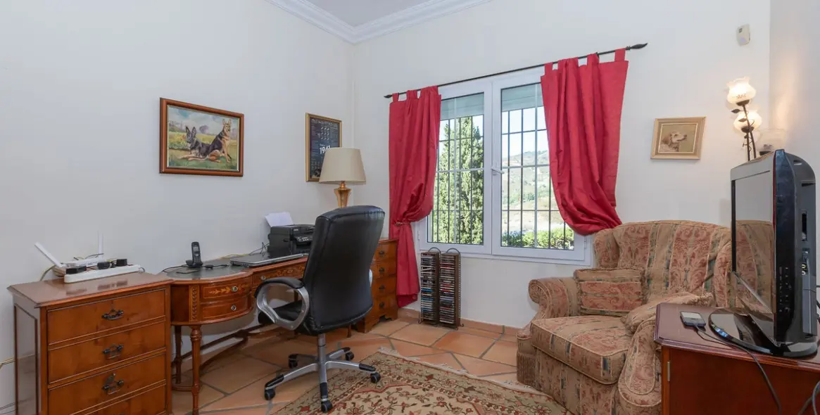 Sale of detached villa in Elviria 14