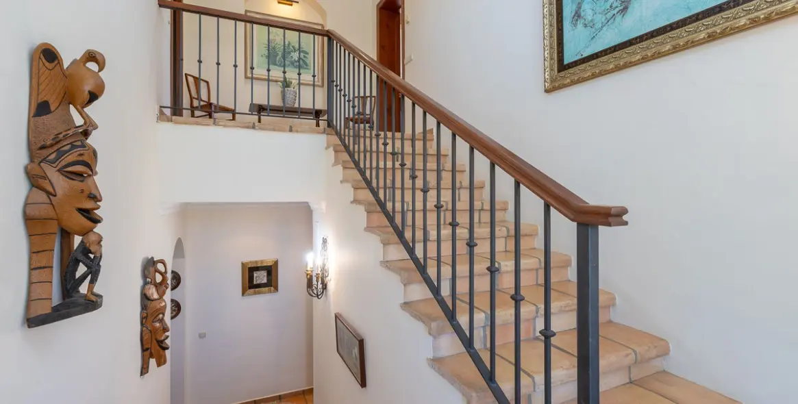 Sale of detached villa in Elviria 15