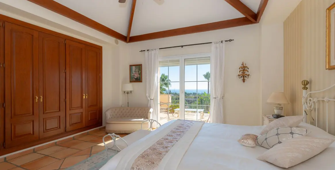 Sale of detached villa in Elviria 16
