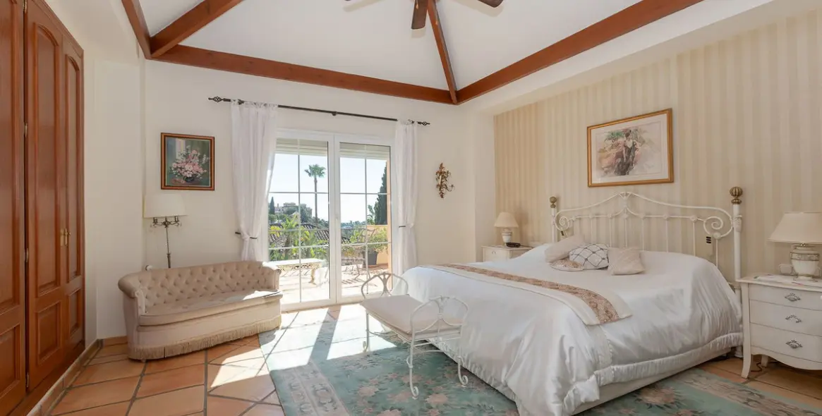 Sale of detached villa in Elviria 17