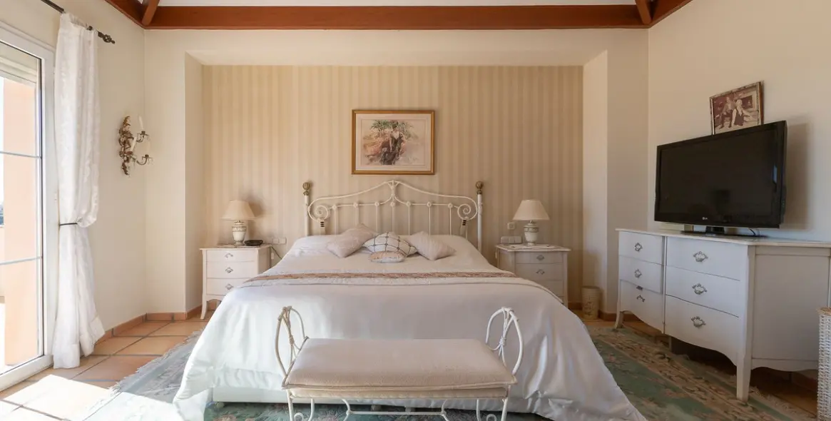Sale of detached villa in Elviria 18