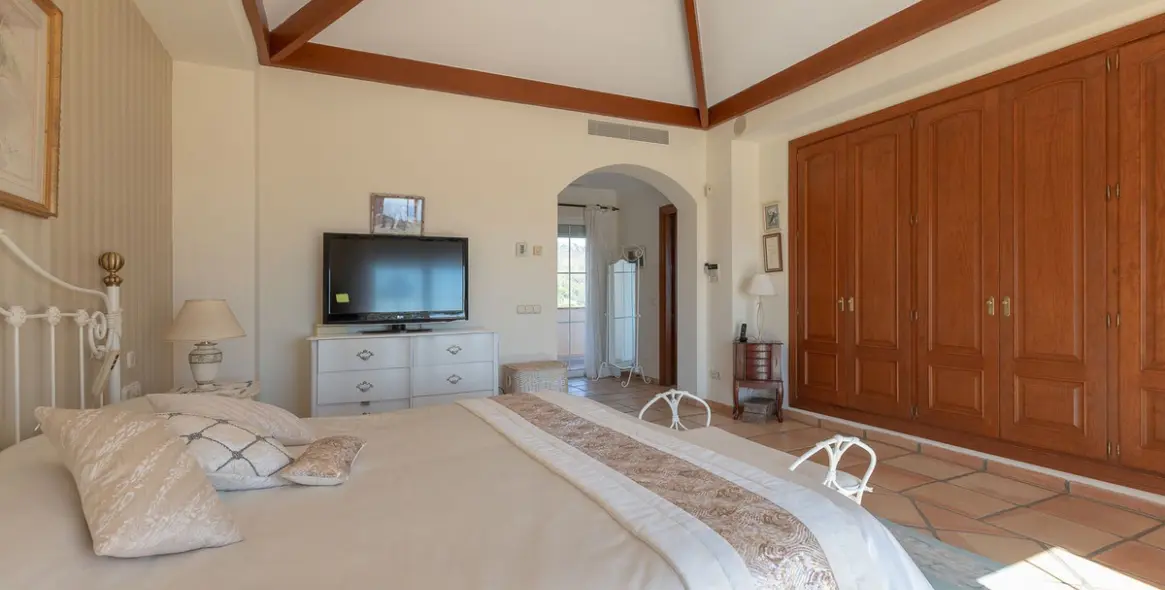 Sale of detached villa in Elviria 19