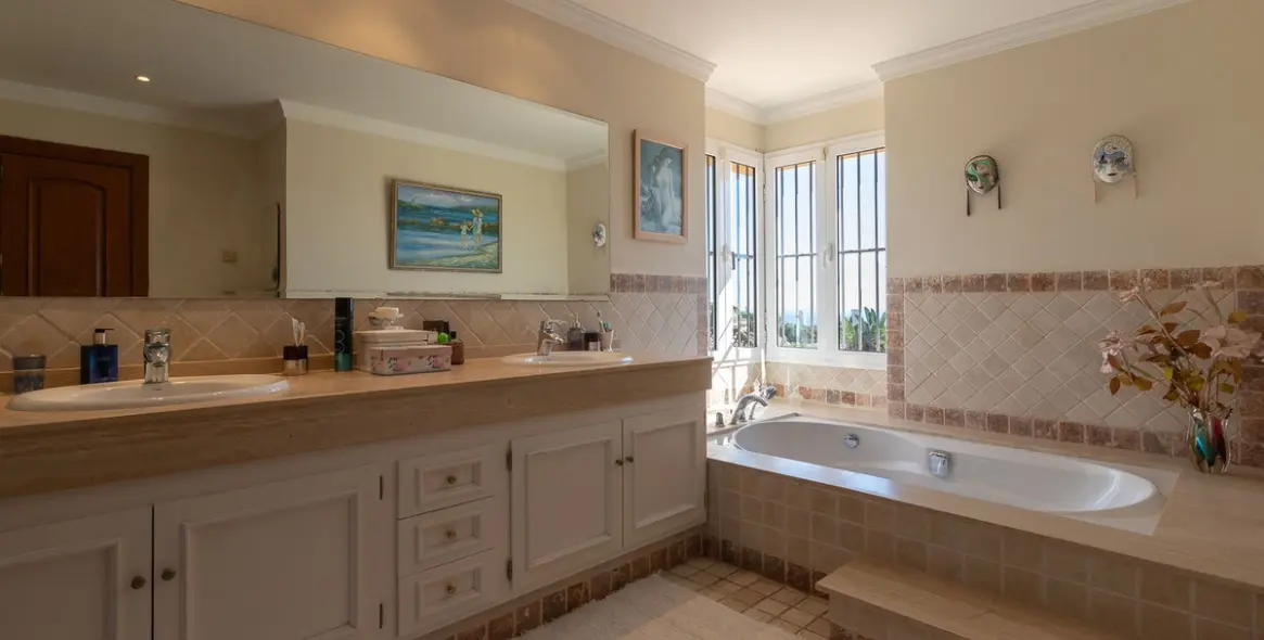 Sale of detached villa in Elviria 20