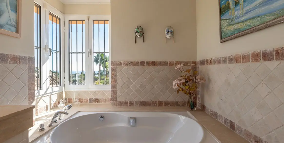 Sale of detached villa in Elviria 21