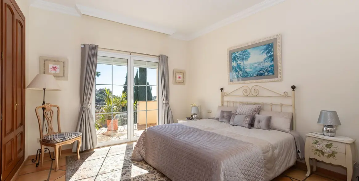 Sale of detached villa in Elviria 22