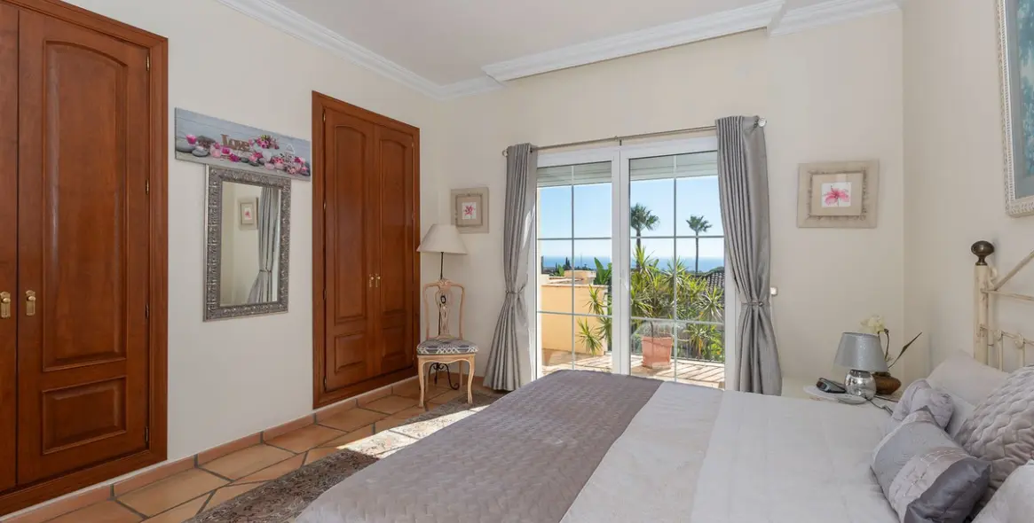Sale of detached villa in Elviria 23