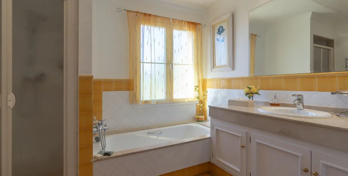 Sale of detached villa in Elviria 24