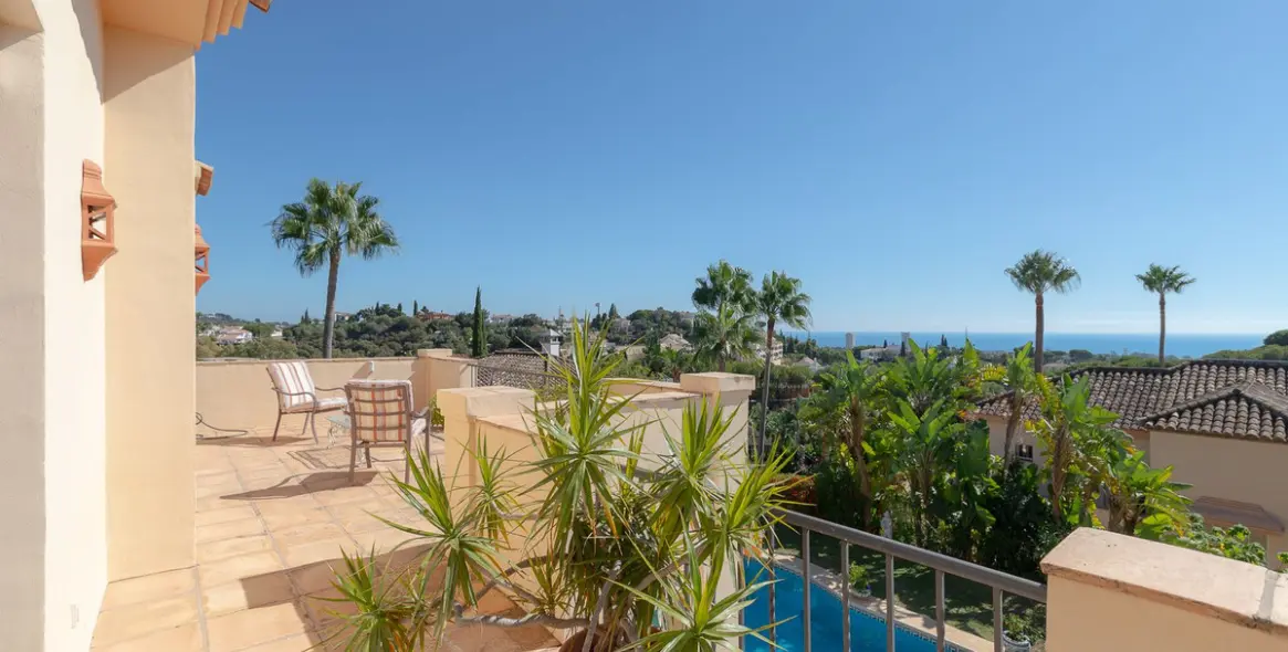 Sale of detached villa in Elviria 25