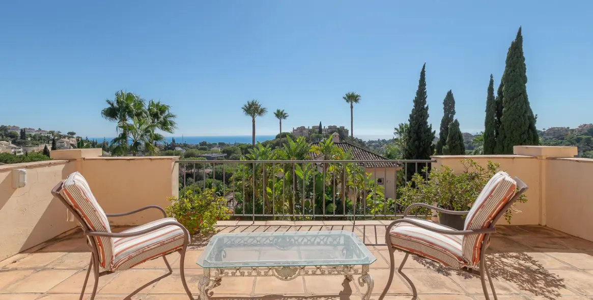 Sale of detached villa in Elviria 26