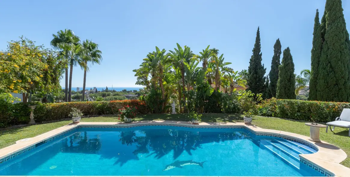 Sale of detached villa in Elviria 28