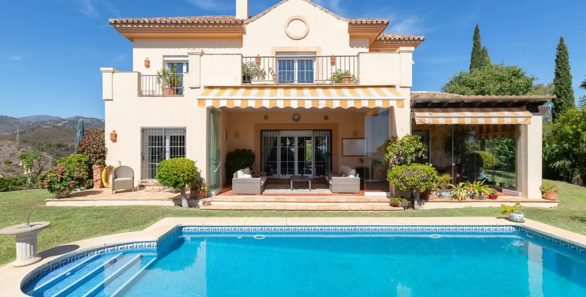 Sale of detached villa in Elviria 30