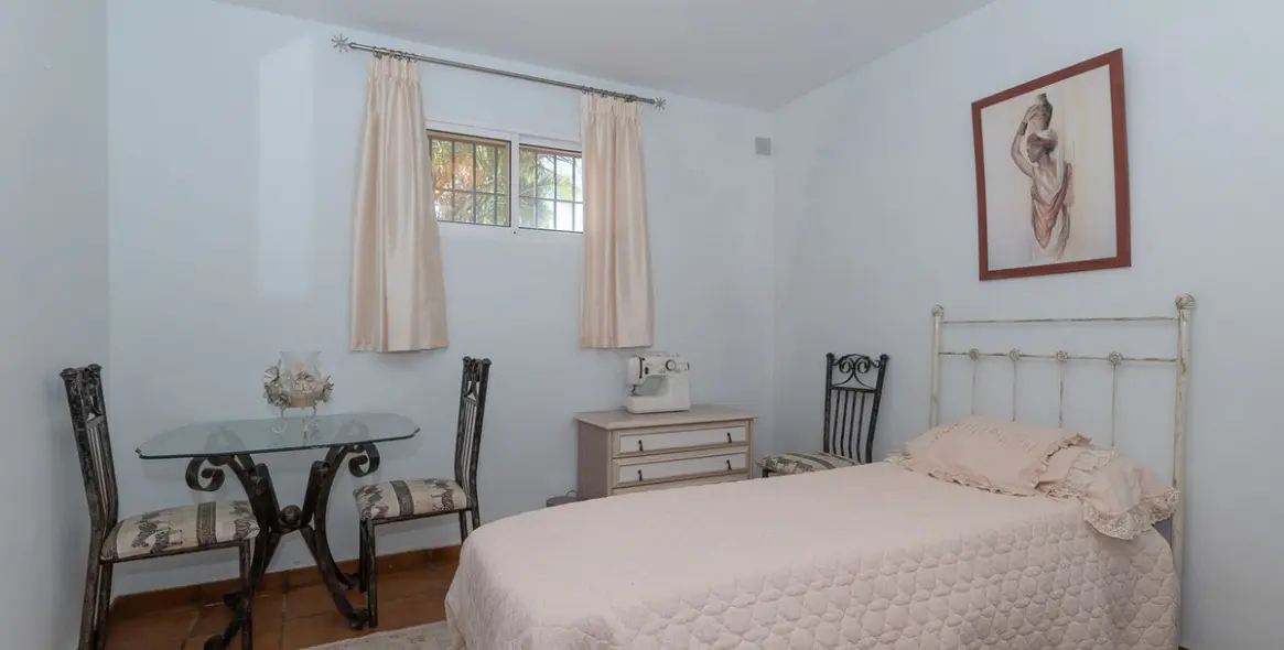 Sale of detached villa in Elviria 32