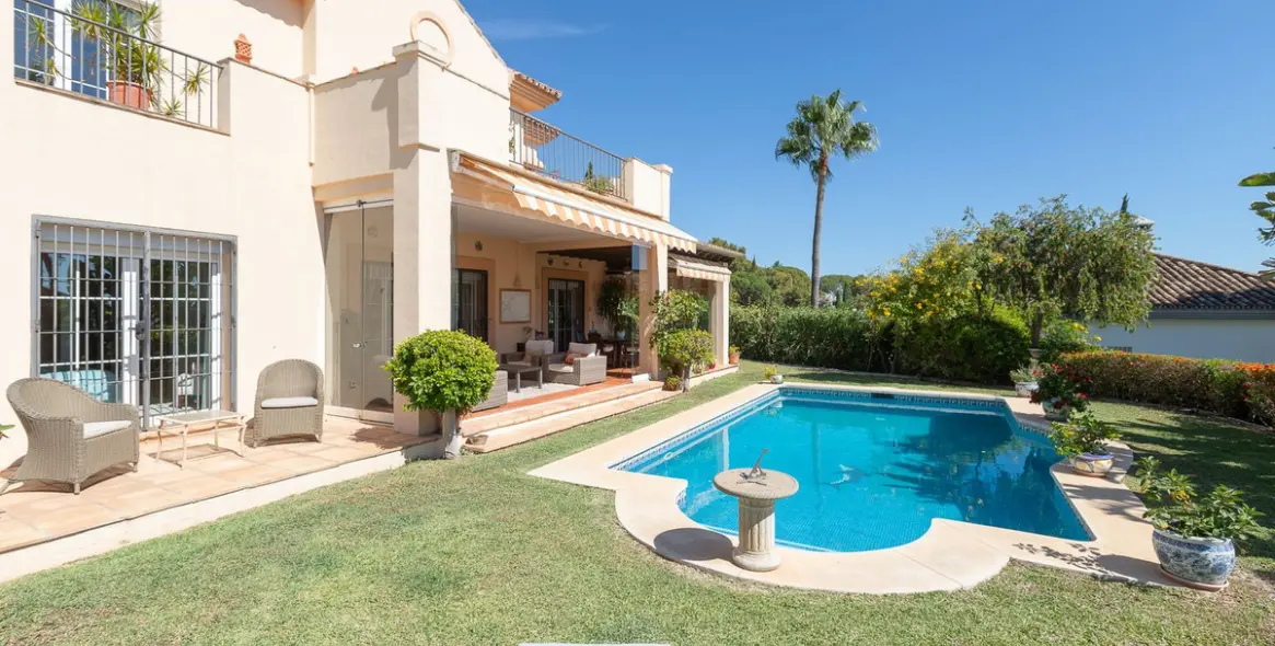 Sale of detached villa in Elviria 33
