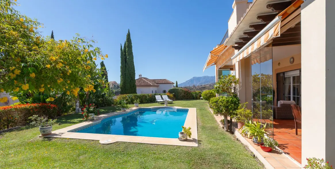 Sale of detached villa in Elviria 34