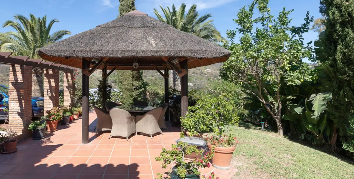 Sale of detached villa in Elviria 35