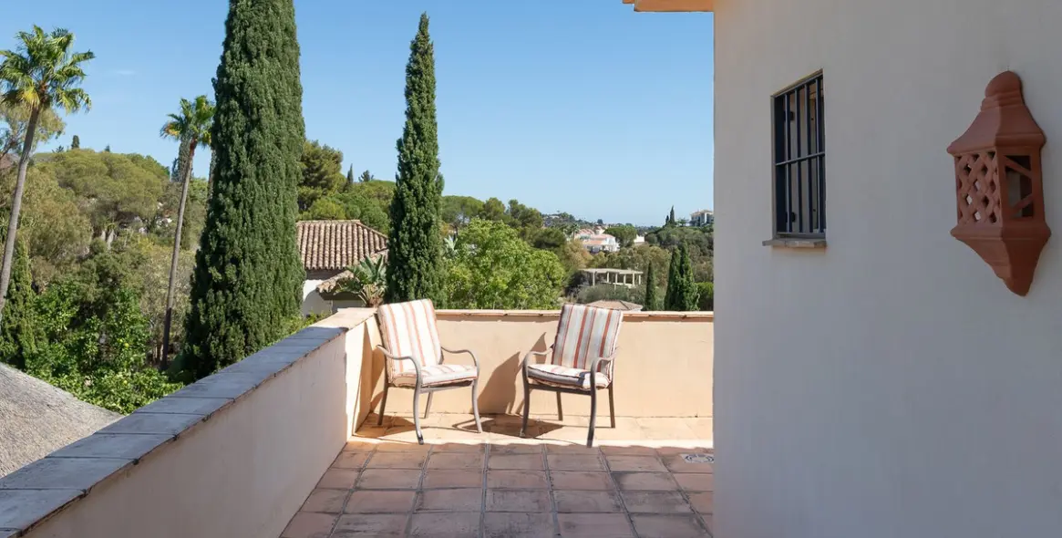 Sale of detached villa in Elviria 36