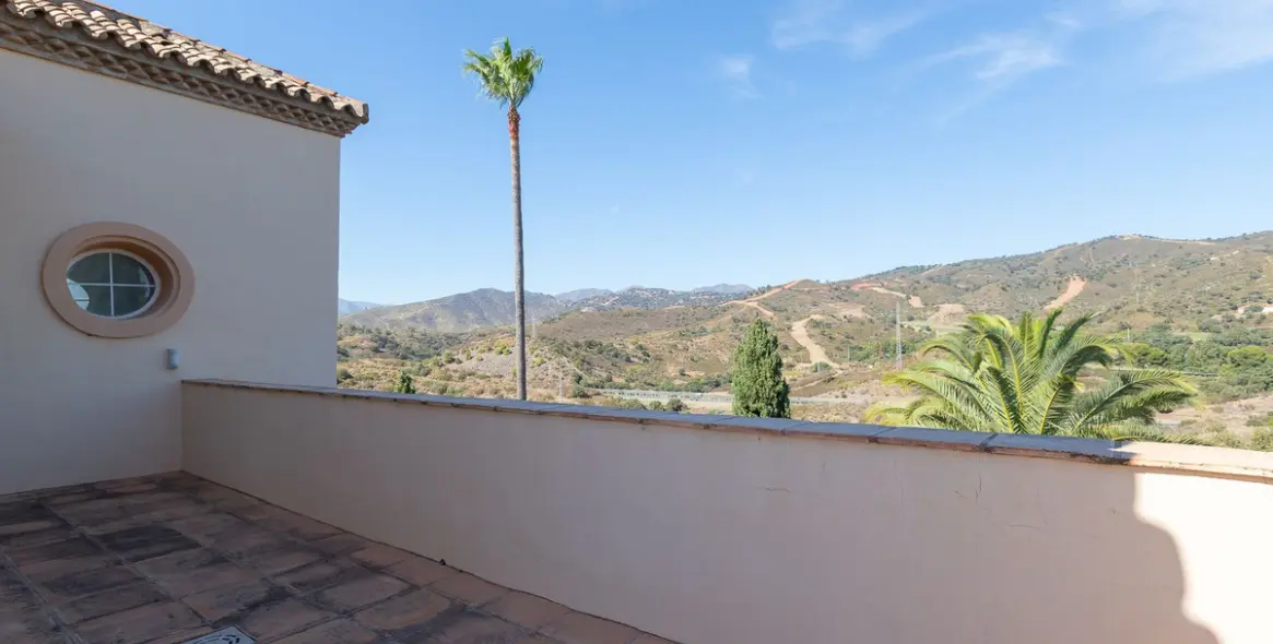 Sale of detached villa in Elviria 37