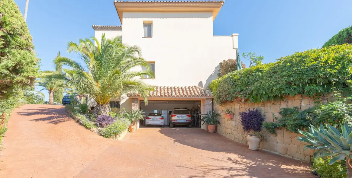 Sale of detached villa in Elviria 38